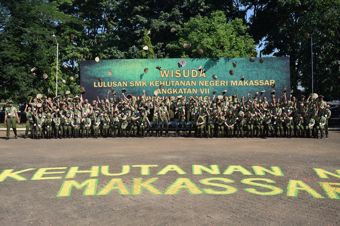 artikel_1577_kepala-pusat-penyuluhan-menyatakan-wisuda-smkkn-makassar-angkatan-vii-tahun-2017-dengan-tema-rimbawan-muda-yang-berkarakter-kompeten-dan-berjiwa-wirausaha_20221003112342.jpg